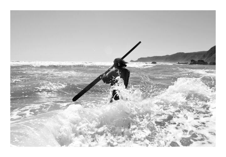 Nicolás Cox Asencio. Con un remo escribo sobre el mar las palabras fuerza y desaparición. 2021.