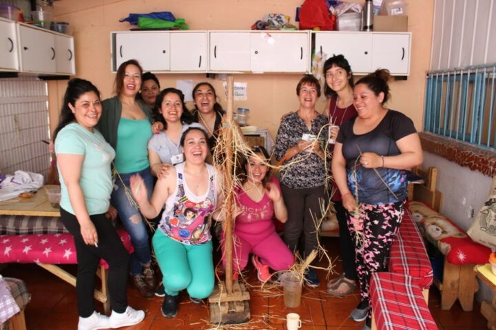 Mujeres internas participan en el taller de trenzado en paja, en el CCP Santa Cruz (O’Higgins), el 11 de noviembre del 2019 / Créditos: Rocío Schatzke