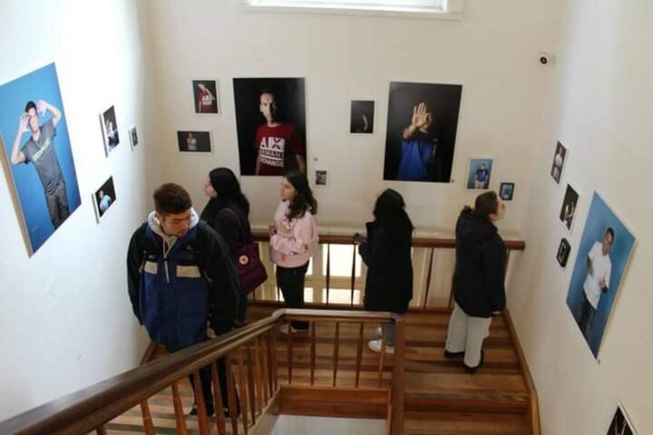Visitantes recorren la exposición realizada en el Museo Antropológico de la Universidad Austral de Chile, como resultado del taller “Autorretrato fotográfico”, impartido por Anna da Sacco entre el 19 de enero y el 12 de abril del 2024 para personas privadas de libertad en el Centro de Educación y Trabajo (CET) de Valdivia / Créditos fotografía: Participantes del taller.