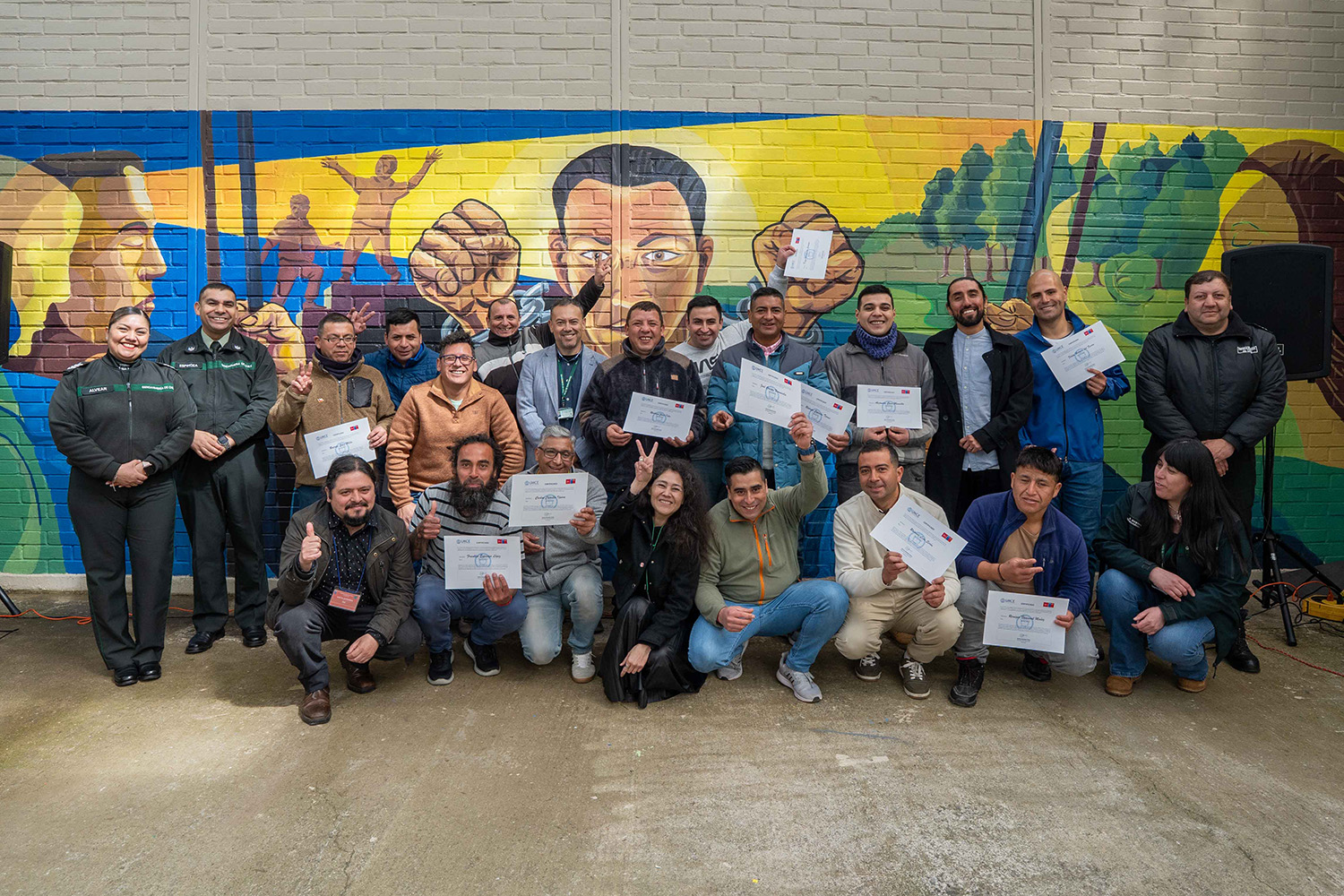 Internos del CCP Río Bueno realizan mural para la comunidad penitenciaria