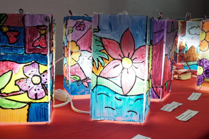 Las lámparas de vitral fueron parte de una exposición artística en la Casa Municipal de la Cultura de Iquique, donde la comunidad pudo visibilizar el trabajo de las internas del CP Alto Hospicio.