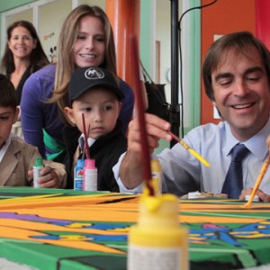 Ministro Cruz-Coke pintó mural de la esperanza junto a niños en Hospital Sótero del Río