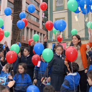 Consejo de la Cultura celebra Día del Libro lanzando 500 globos con poemas