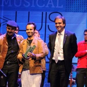 El Ministro Cruz-Coke haciendo entrega del primer lugar al músico Simón González por su creación “Nortinohuay”