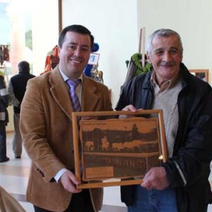 Ricardo Andrade, Maestro Artesano 2012 recibe reconocimiento de manos del Intendente Regiona (S) Néstor Mera