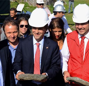 -Los diputados Gastón von Mühlenbrock y Alfonso de Urresti acompañan al Ministro Cruz-Coke y al Intendente Azurmendi en la colocación de la primera piedra de la restauración del Castillo de Niebla.