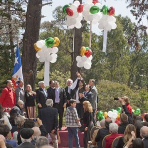 Autoridades lanzan globos con poemas de Vicente Huidobro