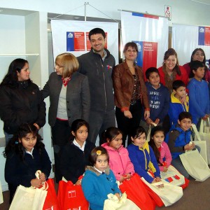 La entrega de los obsequios literarios se realizó durante una ceremonia en que los voluntarios de la comuna de Valdivia recibieron sus materiales.