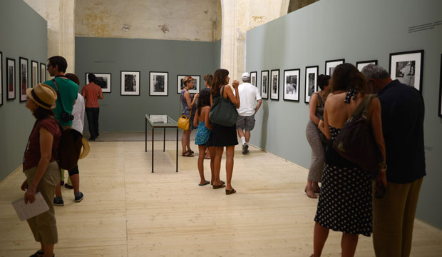 Exposición Sergio Larraín en Arles. Foto: Luis Weinstein.