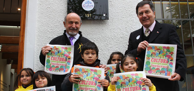 Ministro Ampuero y Roberto Hoppman junto a niños presentan Cultura en Invierno