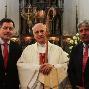 Ministro Roberto Ampuero junto al Obispo de Valparaíso Gonzalo Duarte y el alcalde Jorge Castro.