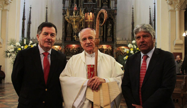 Ministro Roberto Ampuero junto al Obispo de Valparaíso Gonzalo Duarte y el alcalde Jorge Castro.