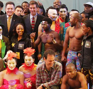 Ministro Ampuero junto al elenco del Circo Jumbo