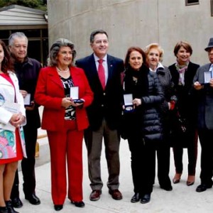 Ministro Roberto Ampuero, junto a los distinguidos con el Sello de Excelencia Artes Visuales, alcaldesa Virginia Reginato y autoridades.