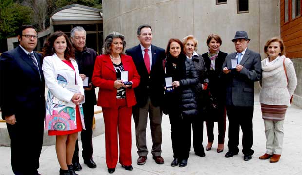 Ministro Roberto Ampuero, junto a los distinguidos con el Sello de Excelencia Artes Visuales, alcaldesa Virginia Reginato y autoridades.