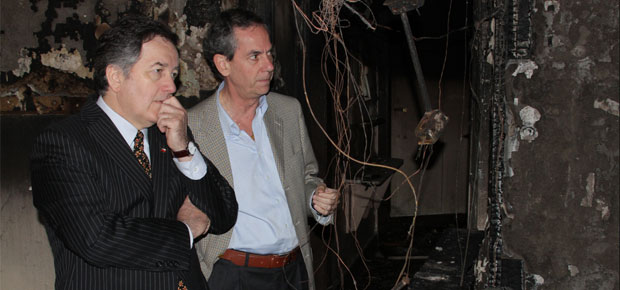 Ministro Ampuero junto a Andrés Rodríguez, director del Teatro Municipal de Santiago, recorren el lugar tras el incendio.