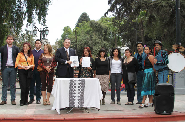 Vecinos del Barrio Yungay entregan más de 1.400 firmas a ministro Ampuero para que Fiesta del Roto Chileno sea reconocida como Patrimonio Inmaterial del país