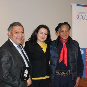 Alcalde de Coyhaique, Alejandro Huala; directora de cultura, Carolina Rojas; y don Rómulo Rancahue.