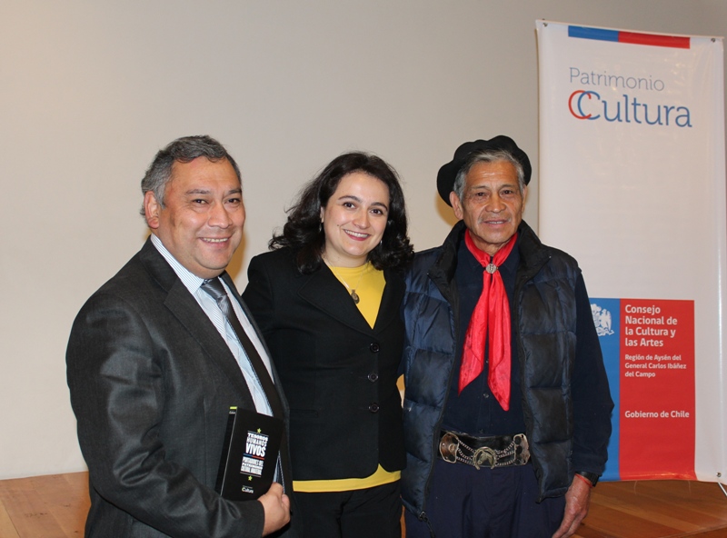 Alcalde de Coyhaique, Alejandro Huala; directora de cultura, Carolina Rojas; y don Rómulo Rancahue.
