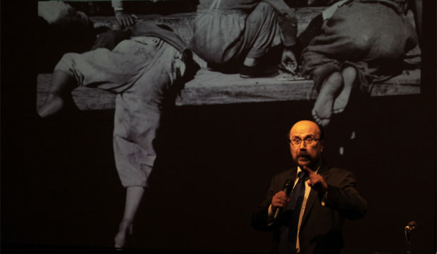 El investigador Gonzalo Leiva dirigió la charla para traspasar legado de fotógrafo Sergio Larraín a las salas de clases