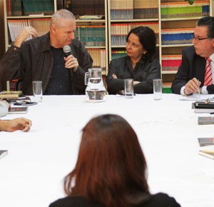 Ministra de Cultura y el escritor cubano José Kozer visitaron Liceo en Pudahuel