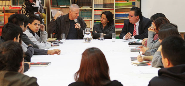 Ministra de Cultura y el escritor cubano José Kozer visitaron Liceo en Pudahuel