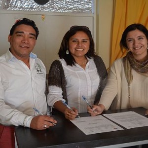 El alcalde de Pozo Almonte junto a las directoras de la FSP y el CNCA de Tarapacá