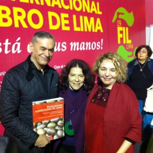 FIL Lima: Embajador Roberto Ibarra, Isabel Alvarez Gravidas, investigadora gastronómica peruana, y la escritora e investigadora chilena Sonia Montecino