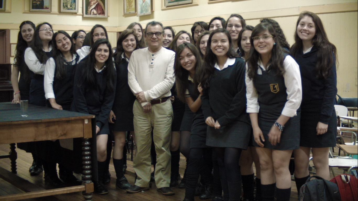 Horacio Castellanos, ganador del Premio Manuel Rojas 2014, dialoga con alumnas del Liceo Javiera Carrera