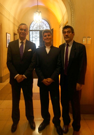 Embajador Roberto Ibarra; Javier Galeas, director de la Orquesta; y Jorge Moreno, agregado cultural.
