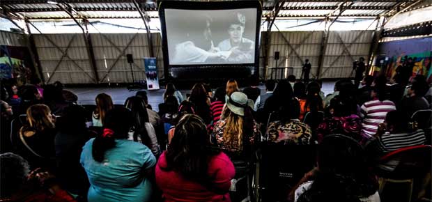 Ministra de Cultura inaugura semana del cine con función especial en Centro Penitenciario de mujeres en San Joaquín