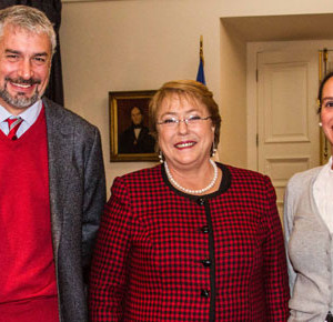 La Presidenta Michelle Bachelet recibió hoy en La Moneda a la nueva directora de la Orquesta de Cámara de Chile, Alejandra Urrutia, junto al Ministro de Cultura, Ernesto Ottone. Fotógrafo: Rodrigo Campusano.