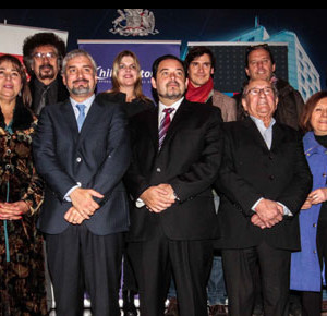 Ministro de Cultura junto a la Presidenta de Chileactores, Esperanza Silva, y varios actores celebran la ratificación del tratado de Beijing