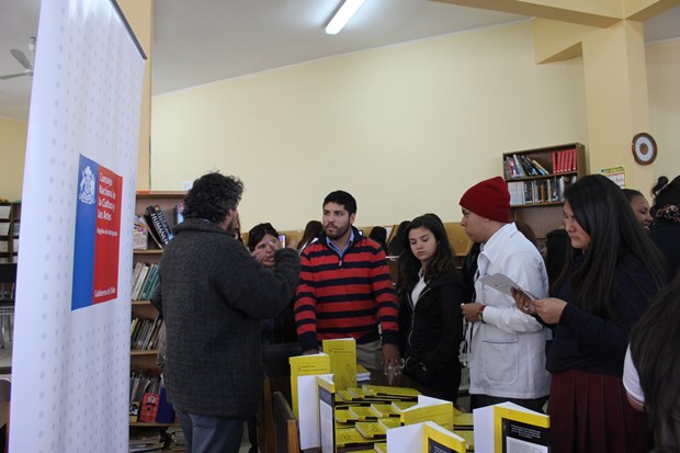 Estudiantes de Liceo A-17 recibiendo libros para Diálogo en Movimiento