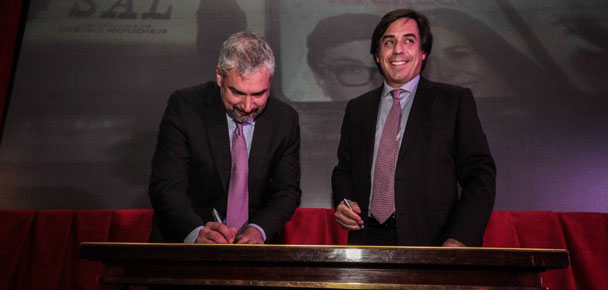 Ministro de Cultura junto al presidente BancoEstado firman convenio. / Fotografía: Rodrigo Campusano