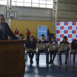 Ministro de Cultura encabeza entrega de computadores con internet a estudiantes de escuela de Lautaro en La Araucanía