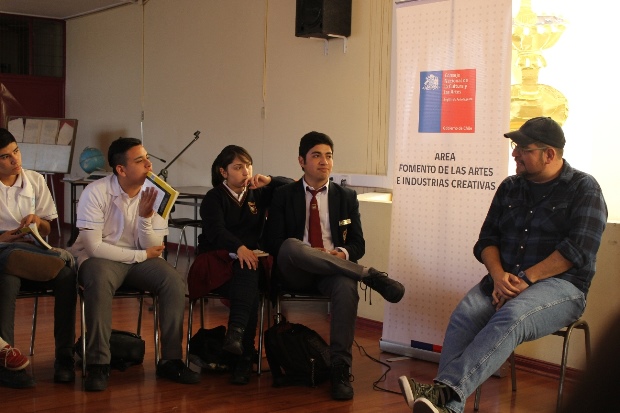Escritor Patricio Jara junto a estudiantes de liceo Técnico de Antofagasta