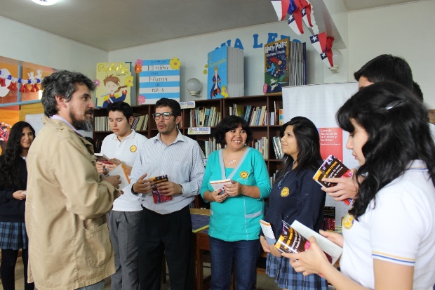 Estudiantes de Tocopilla revisando con curiosidad libro de Hernán Rivera Letelier