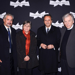 Ministro Ernesto Ottone, Valeria Sarmiento, el embajador de Chile en Francia, Patricio Hales, y el cineasta Costa Gavras