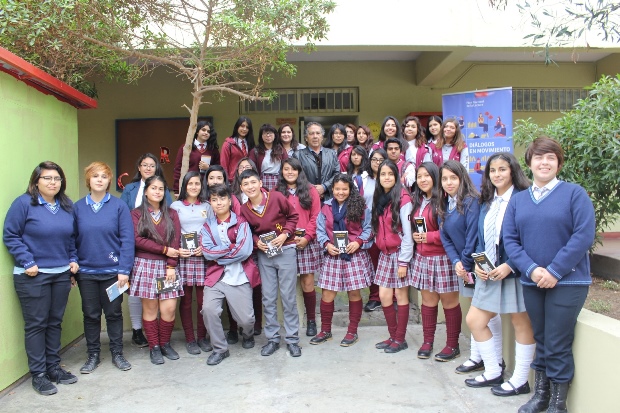 Hernán Rivera Letelier con estudiantes de liceos Domingo Herrera Rivera y La Chimba