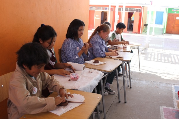 Con taller de alfareria atacamena estudiantes de Baquedano celebraron Día del Patrimonio del nino y la niña