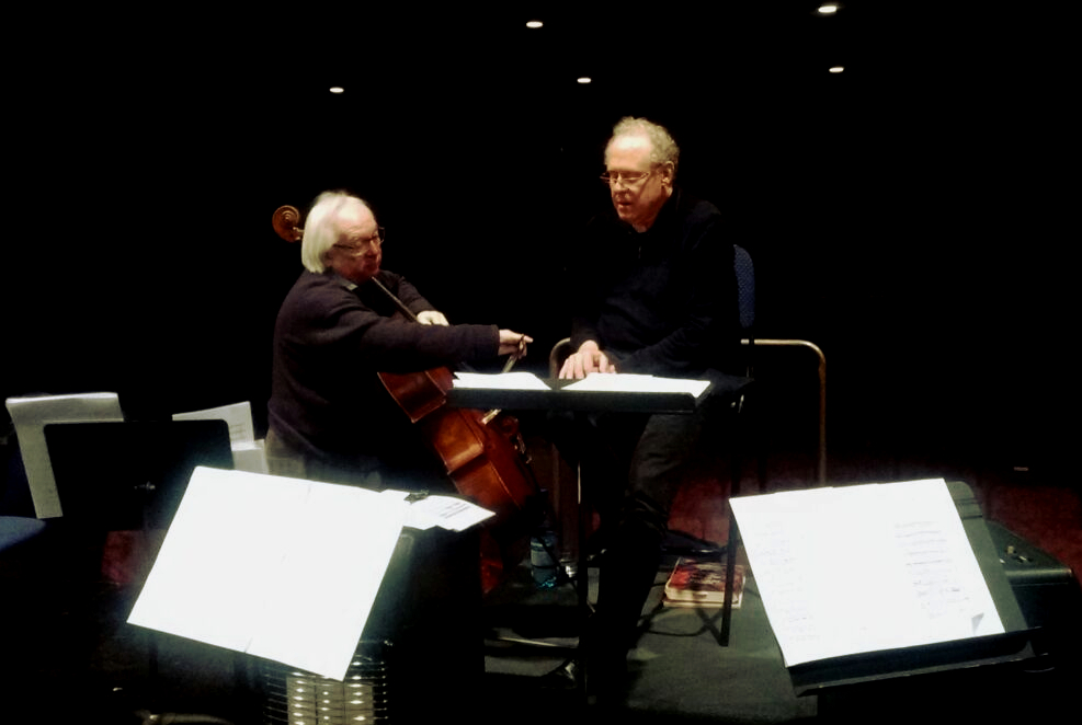 FOTO: El maestro Kenneth Kiesler junto a Patricio Barría, jefe de los violoncellos de la OCCh, estudiando el repertorio.