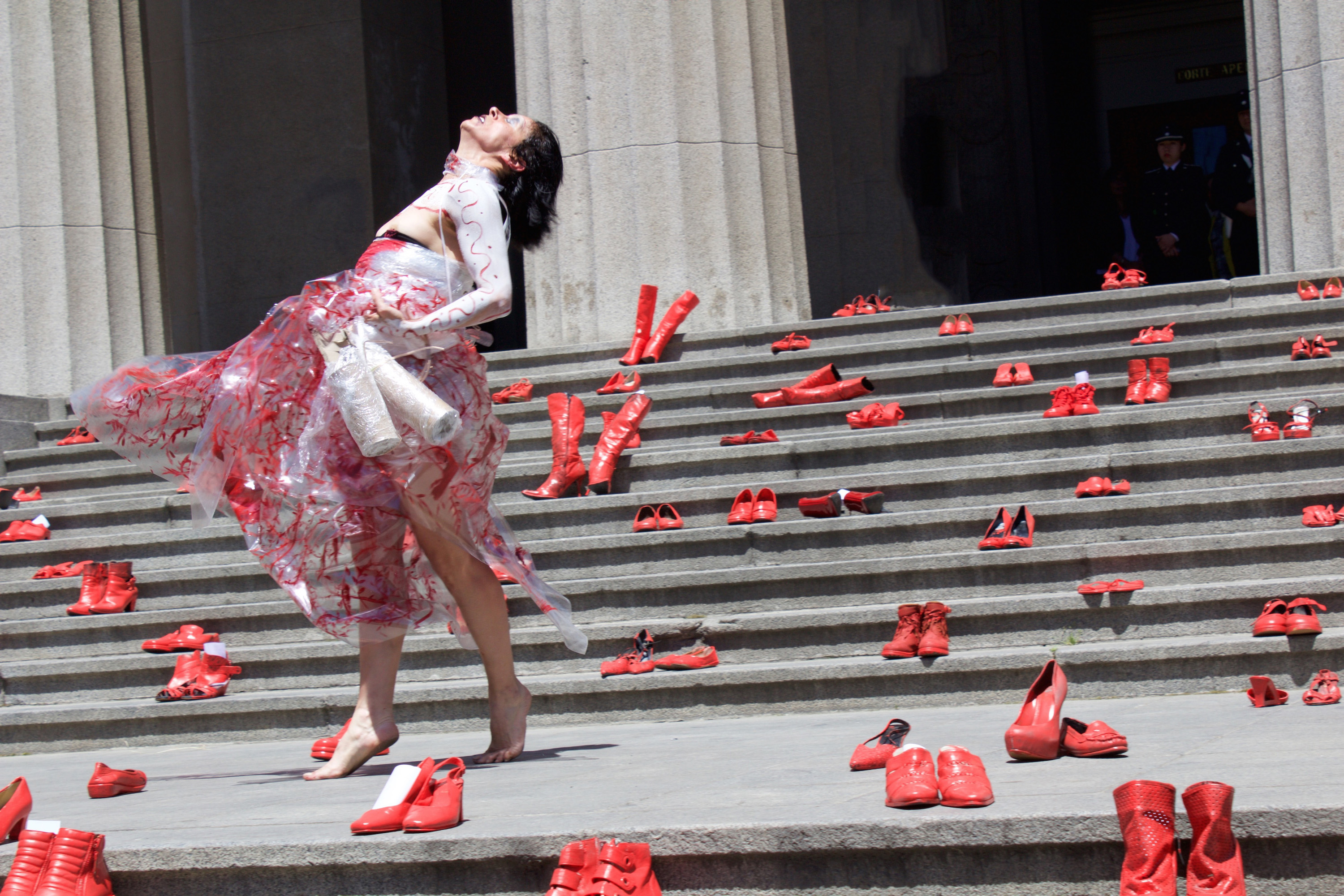 Cientos de zapatos rojos se instalaron en la Corte de Apelaciones de Valparaíso para decir “No a la violencia de género” Ministerio de las Culturas, las Artes y el Patrimonio