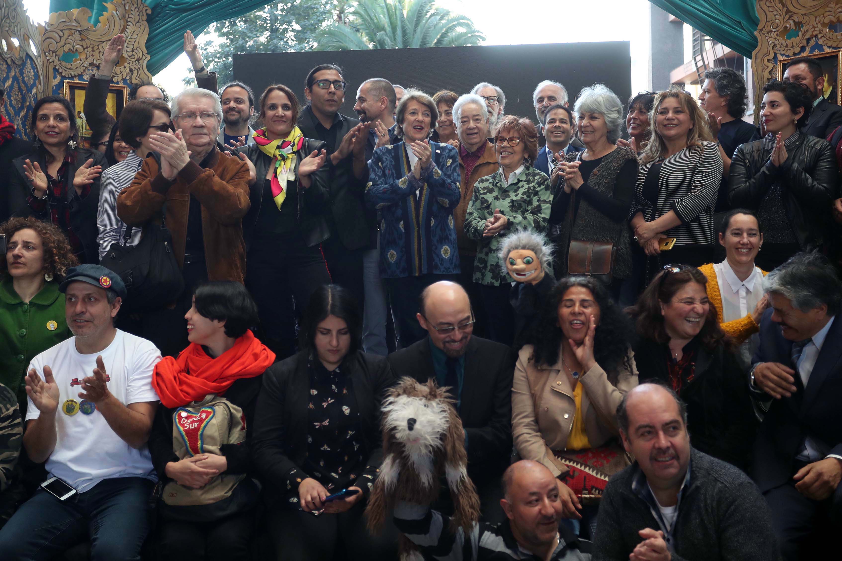 Ministra de las Culturas y artistas chilenos celebran la promulgación de la Ley de Fomento a las Artes Escénicas
