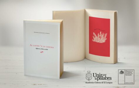 El libro estará disponible para niños, niñas, jóvenes y adultos a través de su página web y las plataformas del Ministerio. Este lunes la ministra de las Culturas, las Artes y el Patrimonio, Consuelo Valdés, asistió al lanzamiento del libro “Al cateo ‘e la laucha. Refranes y dichos en Chile”, el cual recopila más de 210 refranes, dichos y locuciones usados en nuestro país. “ No hay peor sordo que el que no quiere oír”, “A buen entendedor pocas palabras”, “Darse vuelta la chaqueta”, son algunos de los tantos dichos y refranes que chilenas y chilenos utilizan día a día para expresarse de una manera más picaresca e ingeniosa. “La idea de crear este libro surgió, en una conversación que tuvimos a fines de 2019, con algunos integrantes de la Academia Chilena de la Lengua. En esas conversaciones vimos la necesidad de poner en valor la cultura nacional y plasmar en un texto ese contenido, que muchas veces es principalmente oral y que es reflejo del ingenio”, señaló la ministra de las Culturas, Consuelo Valdés. “La picardía y la frescura que tenemos chilenas y chilenos a la hora de usar nuestro lenguaje cotidiano, es parte de lo que nos define como habitantes de esta tierra. Por eso, y como una manera de preservar estas tradicionales frases, esta publicación permite acercar a las distintas generaciones un buen número de dichos y refranes de uso cotidiano”, agregó la secretaria de Estado. Con este libro, la Academia se enfrentó al desafío de editar una publicación para todo tipo de lectores y no solo para especialistas. En palabras de Adriana Valdés, directora de la Academia Chilena de la Lengua: “No es este un libro para eruditos. Es librito para gozarlo desde edades harto tempranas y hasta la vejez. No obstante, hemos procurado dar las pistas necesarias para que un lector interesado pueda profundizar”. “Al cateo ‘e la laucha” fue editado e impreso gracias al apoyo del Ministerio de las Culturas, las Artes y el Patrimonio. La edición del texto estuvo cargo de Rodrigo Pinto, periodista y renombrado crítico literario, que ha sido el alma de esta publicación. La selección de refranes contó con la colaboración del director honorario de la Academia, Alfredo Matus, del censor, Juan Antonio Massone y de todos los académicos que conforman la institución, especialmente los correspondientes, que aportaron señalando los dichos y refranes propios de sus regiones. De esta forma, el libro pretende ser una muestra de expresiones usadas en la mayor parte de nuestro país. El libro estará disponible para niños, niñas, jóvenes y adultos a través de la página web de la Academia Chilena de la Lengua https://academiachilenadelalengua.cl/ y de las plataformas del Ministerio de las Culturas.