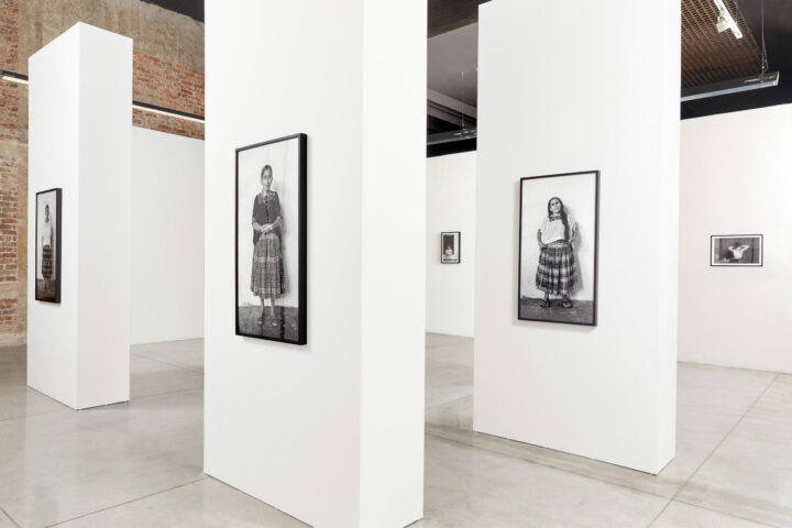 Vista general exposición Paz Errázuriz. Cortesía Bienal de Arte Paiz