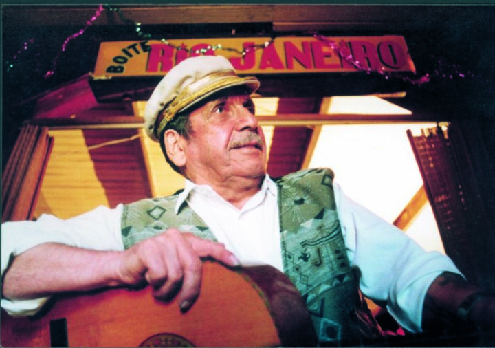 Gentileza Corporación Tío Roberto. Foto en la Boite Río de Janeiro en San Antonio, parte del documental Prontuario de Roberto Parra, estrenado en 1996