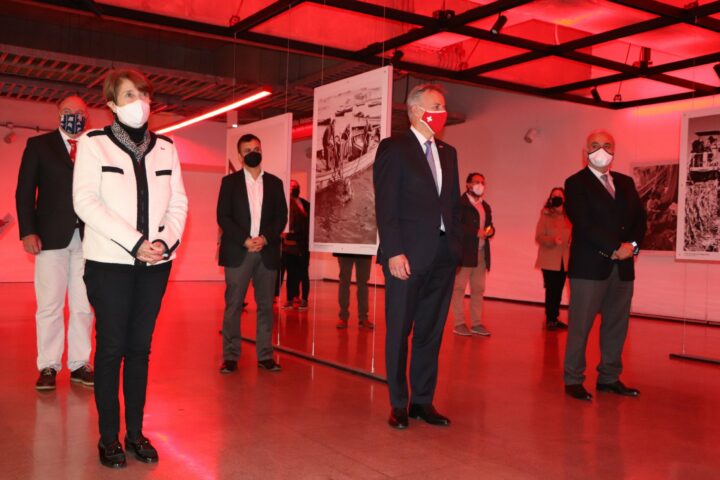 Ministerio de las Culturas, Embajada de Suiza y Metro de Santiago inauguran galería de arte público con exposición fotográfica de Roberto Montandon