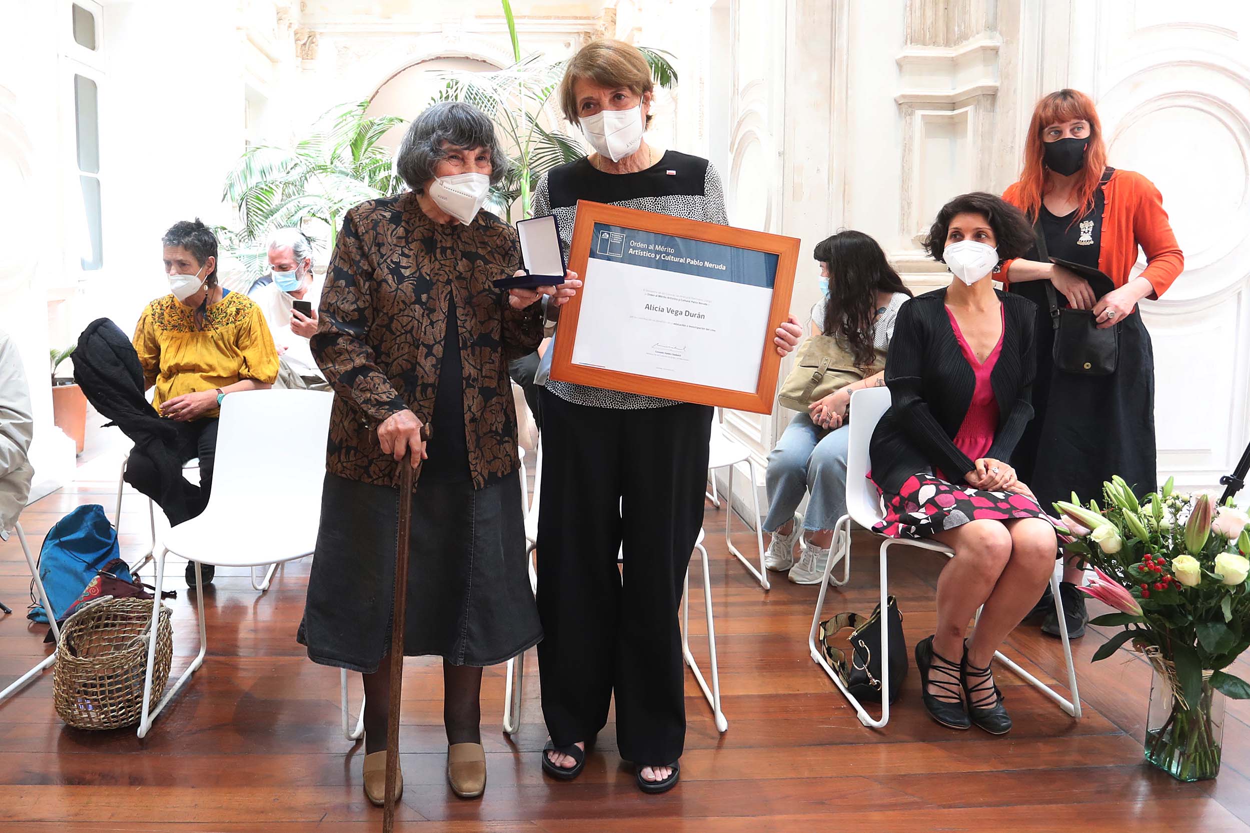 Alicia Vega recibe Orden al Mérito Artístico y Cultural Pablo Neruda