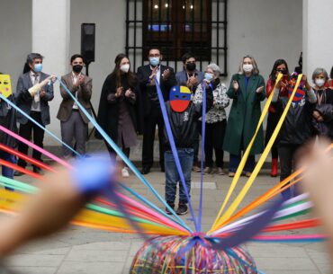 Niños, niñas y jóvenes irrumpieron con intervenciones artísticas en La Moneda por la Semana de la Educación Artística